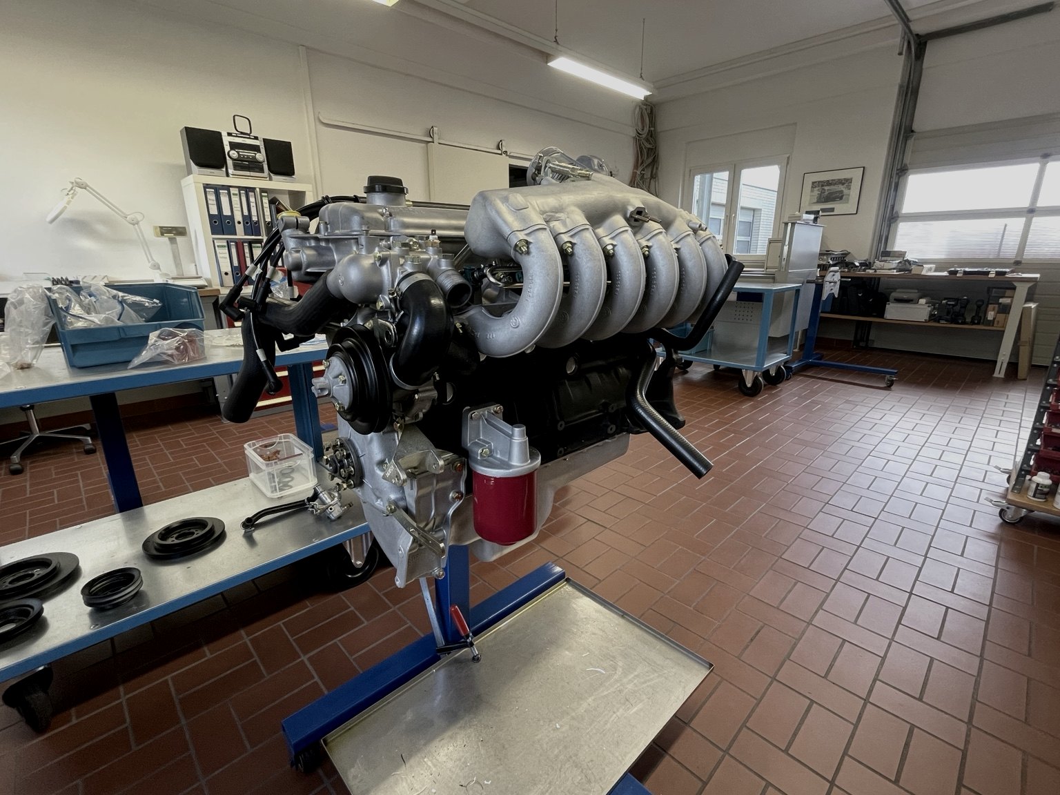 Historischer Sechszylindermotor auf einem Montageständer